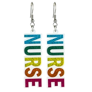 Détail des boucles d'oreilles pendantes NURSE en acrylique arc-en-ciel pour infirmières
