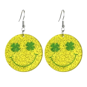 Detalle de pendientes de San Patricio con ojos de trébol verde y acrílico con purpurina
