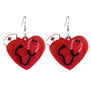 Détail de boucles d'oreilles cœur rouge pailleté avec chapeau d'infirmière et stéthoscope