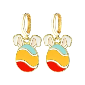 Dettaglio di orecchini a uovo di Pasqua con orecchie di coniglio e smalto colorato