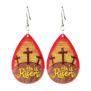 Nahaufnahme der Oster-Ohrringe mit rotem Glitzerverlauf und He Is Risen Aufdruck