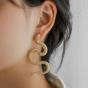 Pendientes de serpiente dorados con textura de escamas en estilo punk para mujer