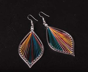 Dettaglio di orecchini a foglia fatti a mano con fili colorati e montatura in argento