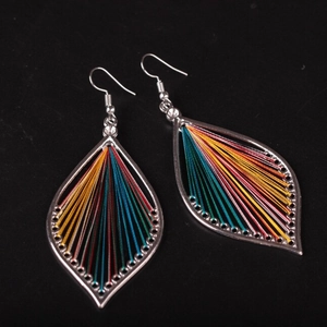 Orecchini a foglia bohémien con filo di seta colorato intrecciato in metallo argento