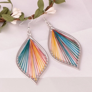 Orecchini bohémien a forma di foglia con fili colorati e ganci in argento