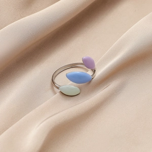 Détail d'une bague réglable en acier inoxydable avec des pierres colorées en forme de feuille