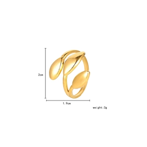 Bague feuille en acier doré avec des dimensions de 2cm de haut et 1,9cm de large