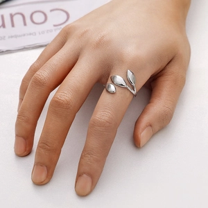 Vue détaillée d'une bague feuille argentée ajustable avec finition métal poli sur modèle