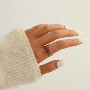 Détail de la bague en émail en forme de feuille colorée avec bordure perlée en argent fin