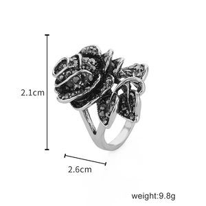Bague rose vintage avec cristaux gris sur base argentée, dimensions 2,1 cm x 2,6 cm