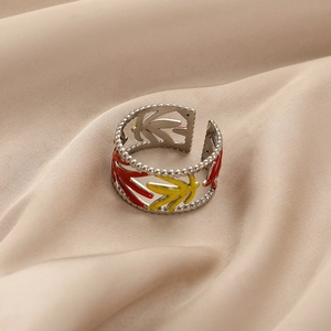 Bague ajustable feuille creuse argentée avec émail rouge et jaune sur tissu en soie