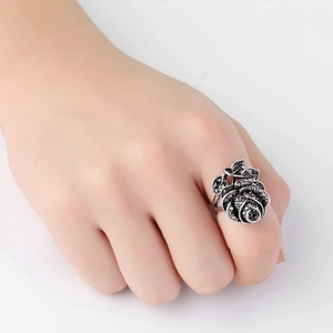 Bague vintage en forme de rose argentée avec cristaux noirs sertis sur l'index