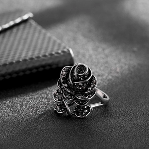 Bague rose noire vintage ornée de cristaux sur les pétales, esthétique sombre chic