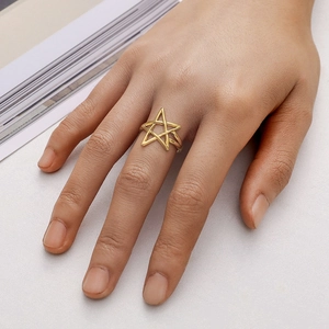 Anello aperto in acciaio inossidabile placcato oro con stella a pentagramma traforata