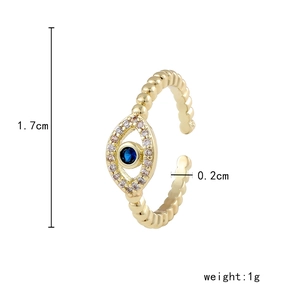 Détail de la bague ajustable œil bleu avec des dimensions de 1,7 cm de hauteur