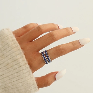 Détail de la bague rétro style colonne romaine avec émail bleu et perles délicates