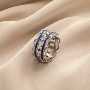 Bague vintage style colonne romaine ajourée avec émail coloré sur anneau en acier argenté
