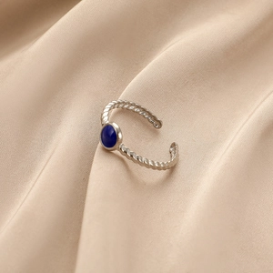 Bague réglable en argent avec pierre bleue ronde et texture corde sur tissu en soie