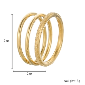 Set di tre anelli minimalisti in acciaio al titanio dorato con finiture lucide e sabbiate