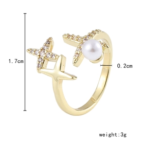 Vue détaillée de la bague étoile de mer dorée avec perle et pierres de zircone