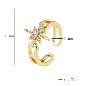 Détail d'une bague ajustable dorée avec étoile en zircon et anneau ajouré élégant
