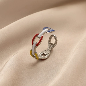 Détail d'une bague ajustable argentée avec des maillons en émail coloré très élégants