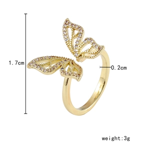 Macro d'une bague papillon dorée avec zircons roses et détails des dimensions