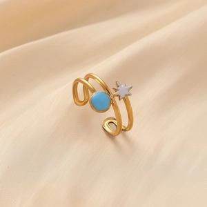 Bague ajustable en acier doré avec cercle en émail bleu et détail étoile blanche