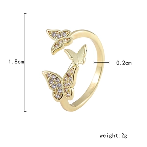 Vue détaillée bague papillon dorée avec zircons et spécifications de dimensions