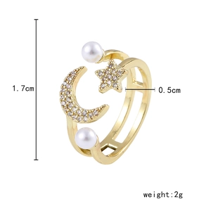 Détail d'une bague ajustable lune et étoile avec zircones et perles, hauteur 1,7 cm