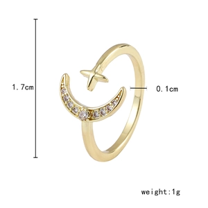 Détail d'une bague étoile et lune dorée avec zircons montrant les dimensions et le poids