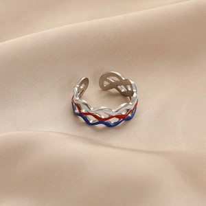 Détails macro des motifs de vagues en émail coloré sur la bague réglable en argent