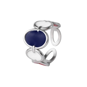 Détail macro d'une bague ajustable en argent avec motifs incrustés en émail bleu et blanc
