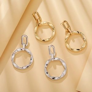 Orecchini geometrici a cerchio in oro e argento con trama a torsione traforata