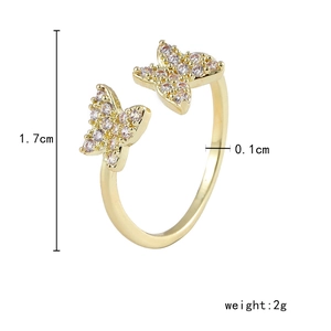 Détail de la bague papillon ajustable en or ornée de pierres de zircone scintillantes