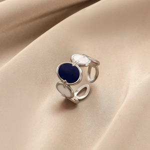 Bague ouverte ovale évidée avec émail bleu et blanc sur acier argenté mat