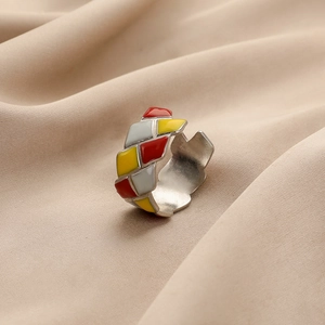Bague ajustable argentée avec motifs géométriques en émail coloré rouge jaune blanc