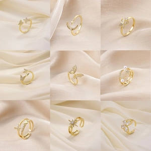 Collection de bagues dorées ajustables avec motifs papillon et étoile en zircone