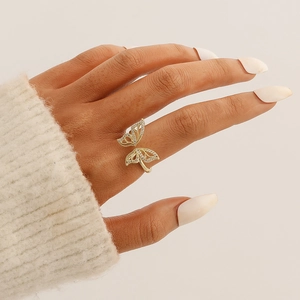 Bague ouverte papillon dorée avec oxydes de zirconium pour un style féminin élégant