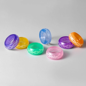 Bagues lumineuses en résine style bois secret avec motif d'épines en sept couleurs