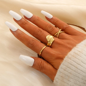 Driedelige goudkleurige roestvrijstalen ringenset met minimalistisch design aan de hand