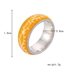 Leuchtender oranger Ring mit Dornenmuster aus Edelstahl inklusive Größenangaben im Detail