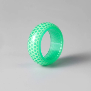Makro-Detail des grünen Leuchtharzes-Rings mit sechseckigen Wabenstrukturen