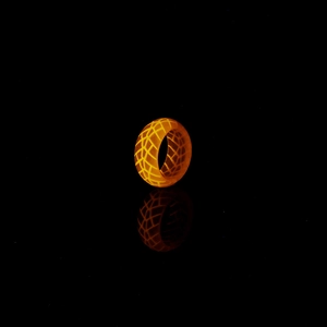 Detaillierte Makroansicht eines orangefarbenen Leuchtringes mit gelbem Crackle-Muster