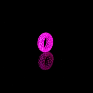 Leuchtender Harzring mit rosa Glüheffekt und künstlerischem Rissmuster auf schwarzem Grund