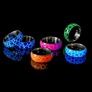 Leuchtende Edelstahlringe mit Wabenstruktur und buntem fluoreszierendem Glow-Effekt