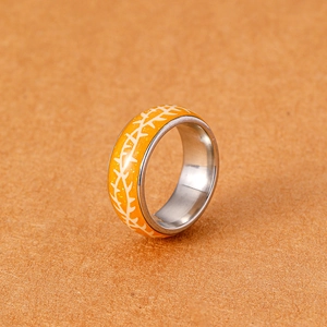 Makroaufnahme von leuchtend orangefarbenem Harzring mit weißem Rissmuster und Stahlkern