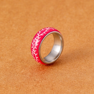 Detail-Makroaufnahme des leuchtenden roten Rissmusters auf einem Edelstahl-Ringband