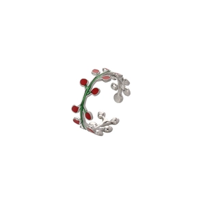 Detail eines silbernen Rebenrings mit grünen Blättern und roten Beeren aus Emaille