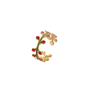 Makro-Detail von verstellbarem Blumenranken-Ring mit grünem Emaille und roten Beeren